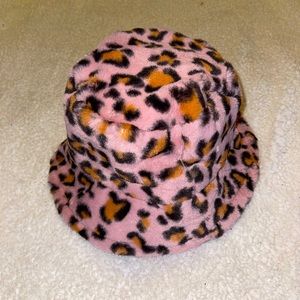 Chic pink cheetah print bucket hat